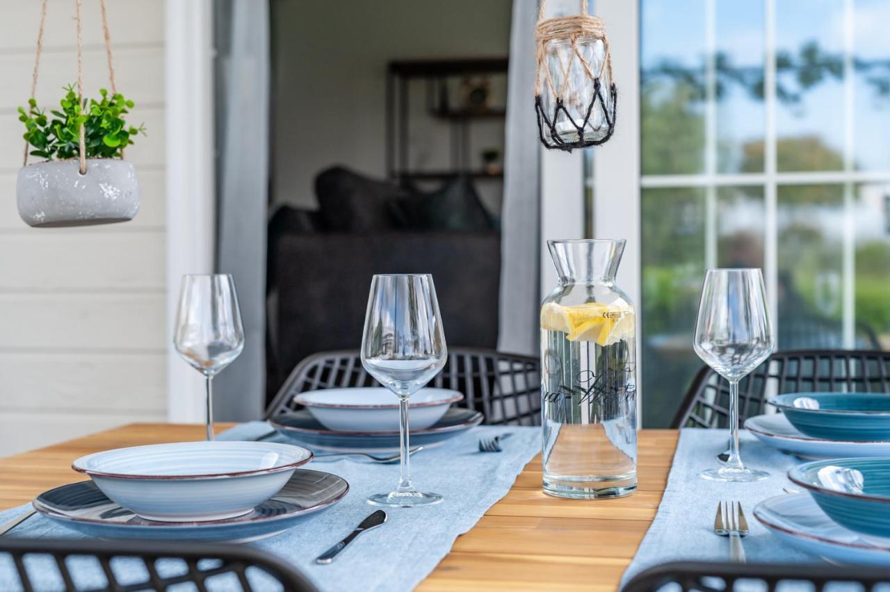 Luxe 5-Persoons Chalet Op Familiecamping Baarland ภายนอก รูปภาพ