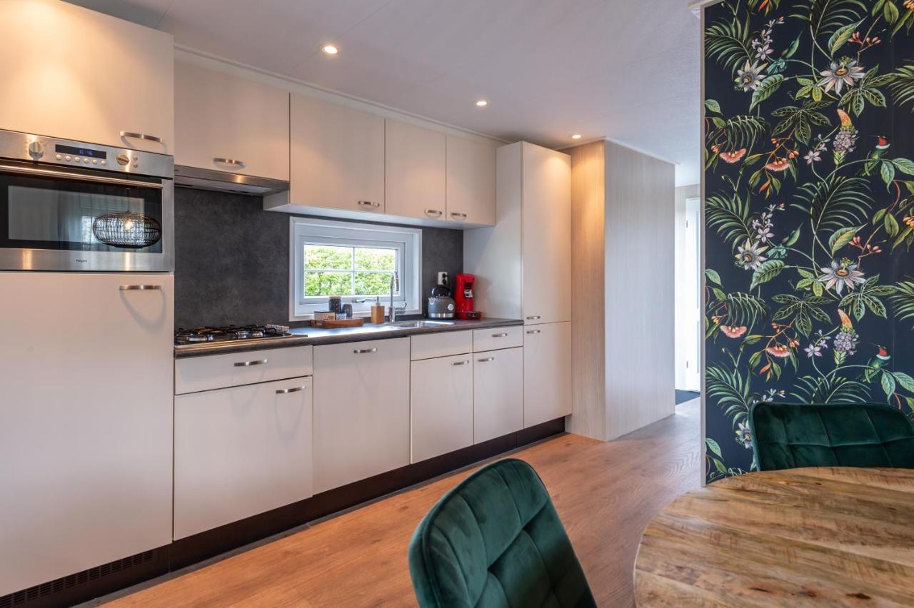 Luxe 5-Persoons Chalet Op Familiecamping Baarland ภายนอก รูปภาพ